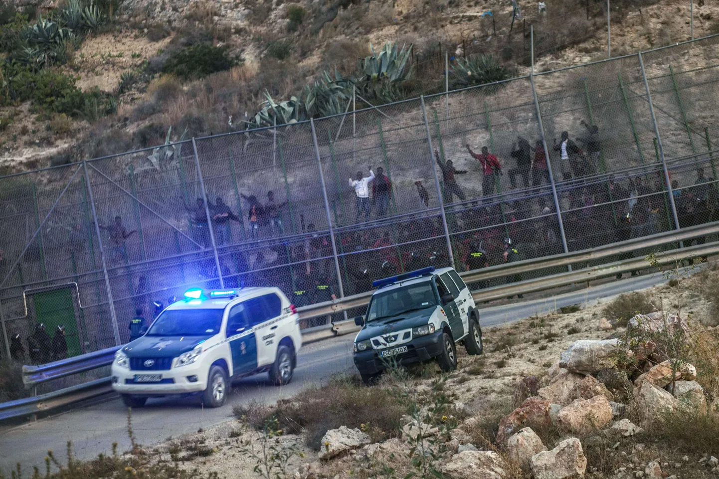 Immigrandid püüdsid ronida üle okastraataia, mis eraldab Marokot Hispaania Melilla enklaavist.