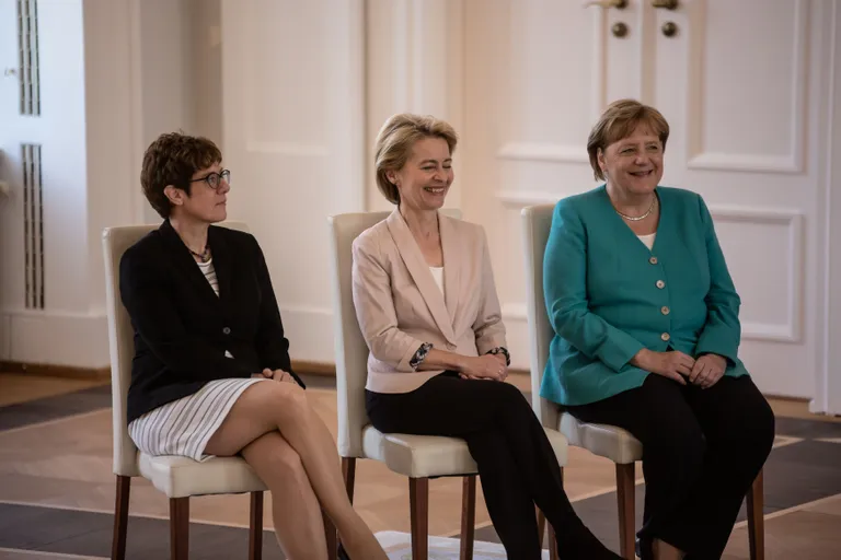 Vasakult: Saksamaa kaitseminister Annegret Kramp-Karrenbauer, Euroopa Komisjoni president Ursula von der Leyen ja Saksamaa liidukantsler Angela Merkel.