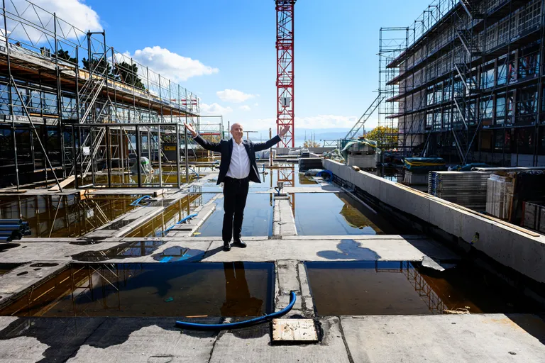 Tonhalle orkestri uuenevas kontserdimajas saab 2021. aastast lisaks muusika nautimisele ka imetleda vaadet Zürichi järvele. Fotol Paavo Järvi tutvustamas imelist vaadet ajakirjanikele.