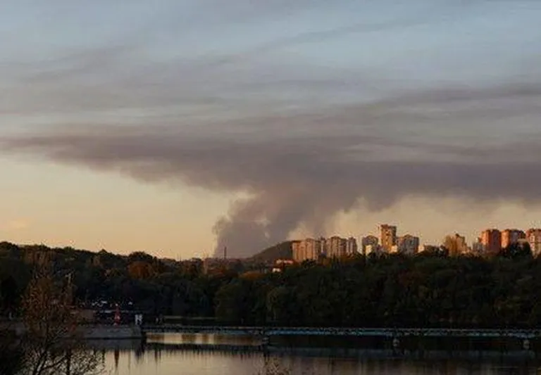 Из центра Донецка виден дым от обстрелов Авдеевки.