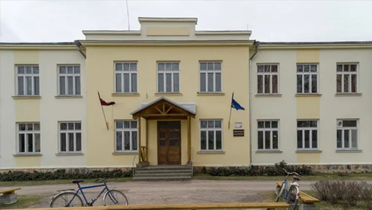 В школе Приекули в прошлом учебном году было только 24 ребенка, но депутаты ждут и школу не закрывают. В этом году в недавно отремонтированной части здания нашла "приют" первая в Латгалии созданная родителями частная альтернативная школа. В прейльской Свободной школе будут учиться 15 детей в возрасте от 2 до 8 лет.