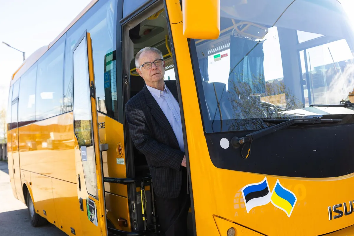 Postimehe ja MTÜ Toeta Ukrainat koostöös saadetakse Ukrainasse buss. Bussi uksel Ants Erm.
