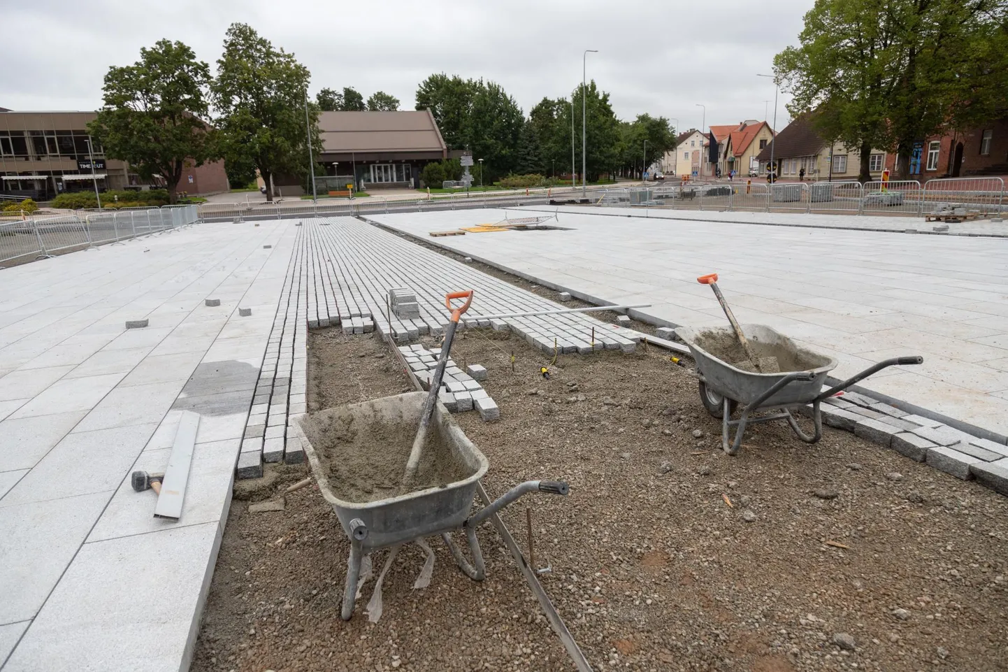 Vabaduse platsi on töömehed sillutanud juba paar kuud ning enne oktoobri lõppu see valmis ei saa.