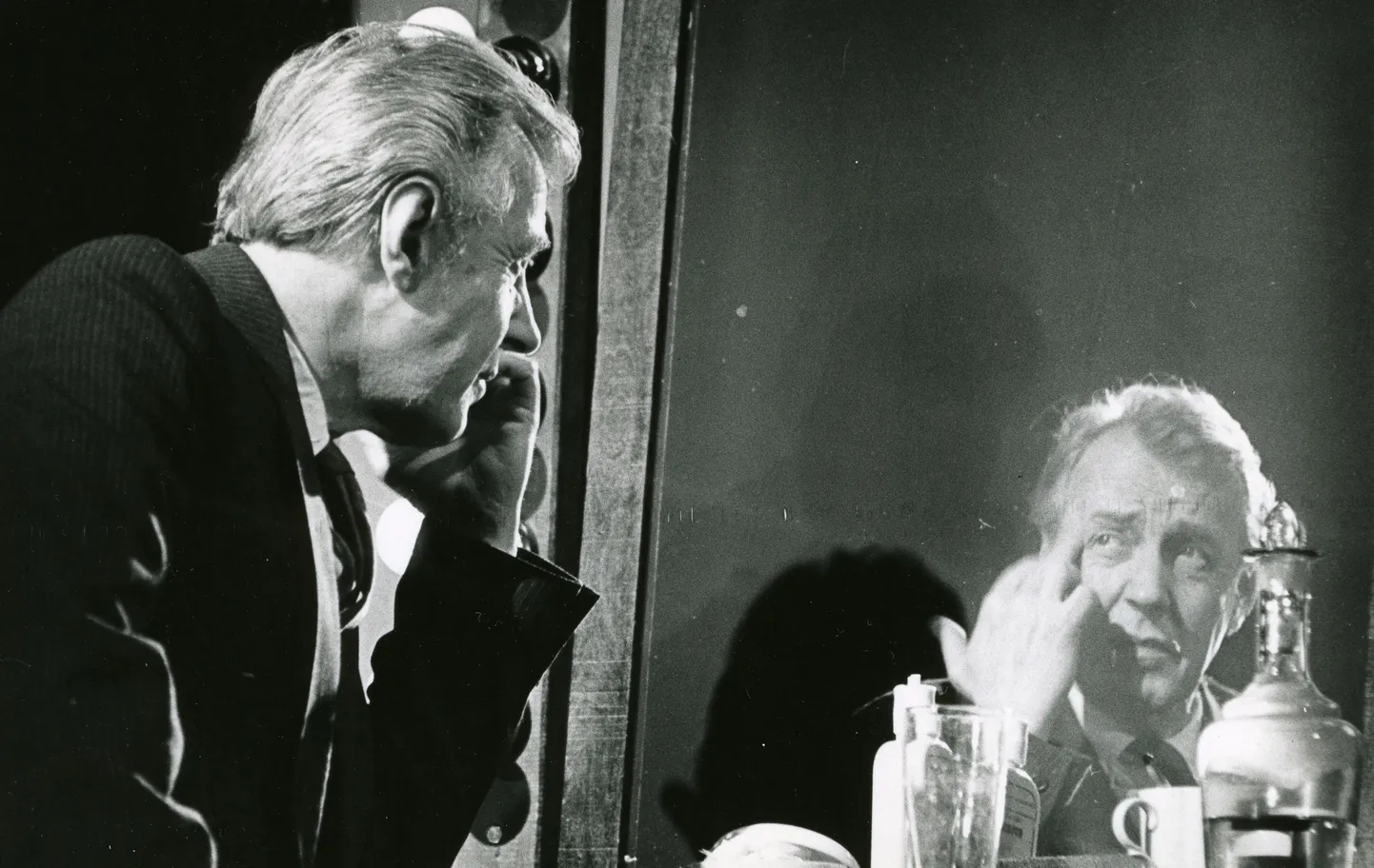 Aarne Üksküla vanema näitleja Robertina Mikk Mikiveri 1991. aastal Eesti Draamateatris esietendunud lavastuses «Elu teatris».