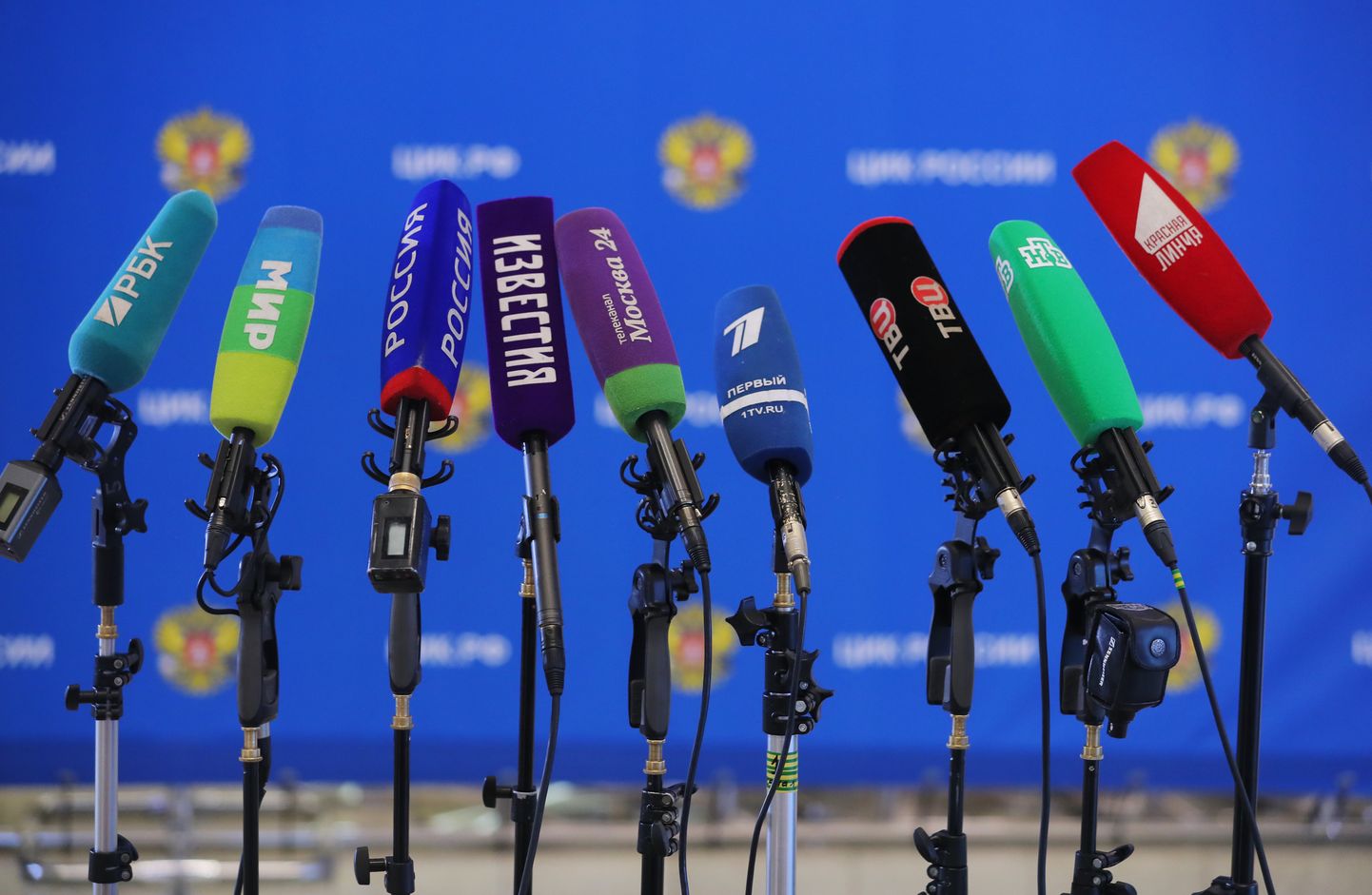 Vene meediakanalite mikrofonid.