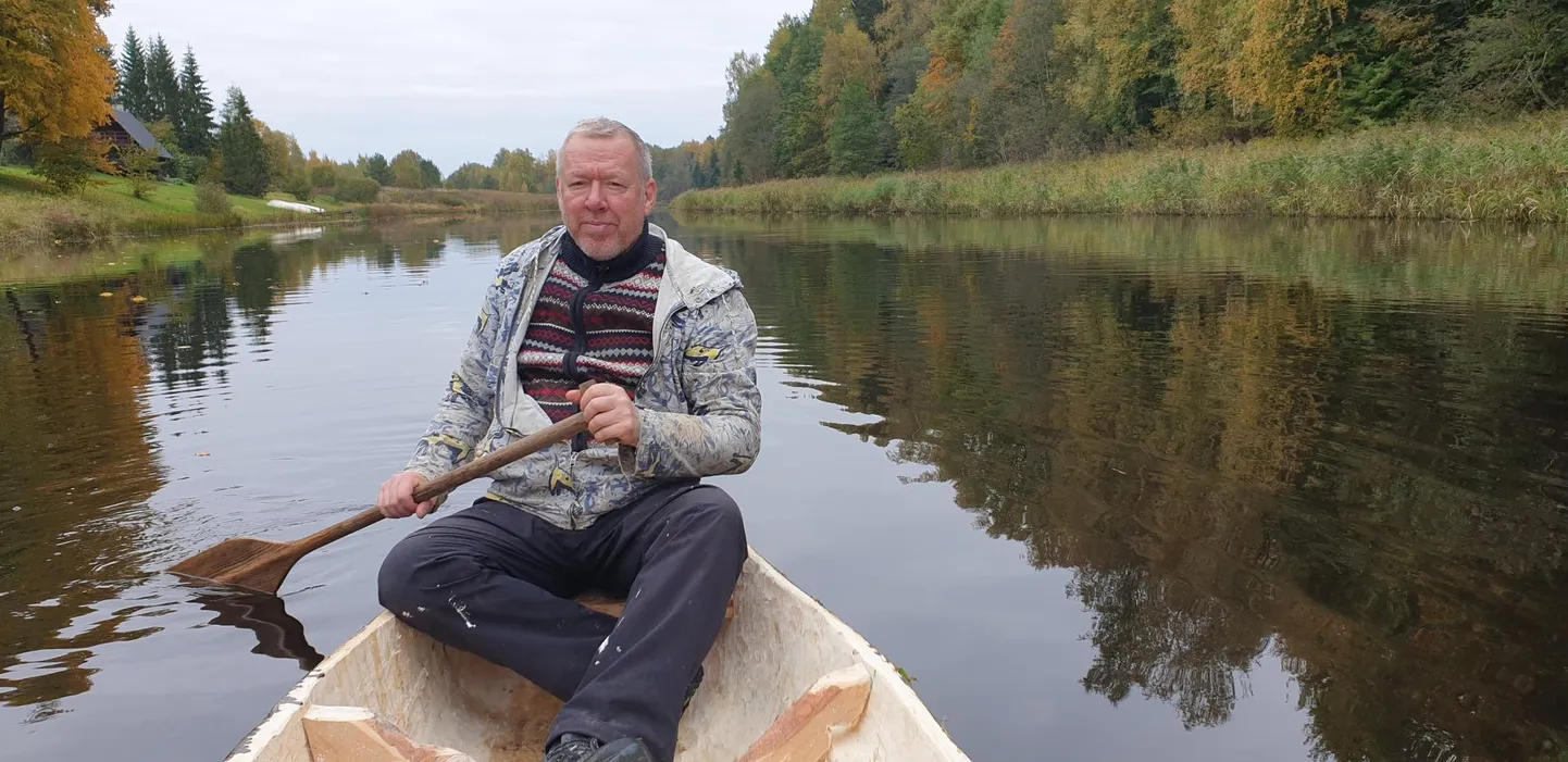 Aivar Ruukel omavalmistatud haabjaga Navesti jõel.
