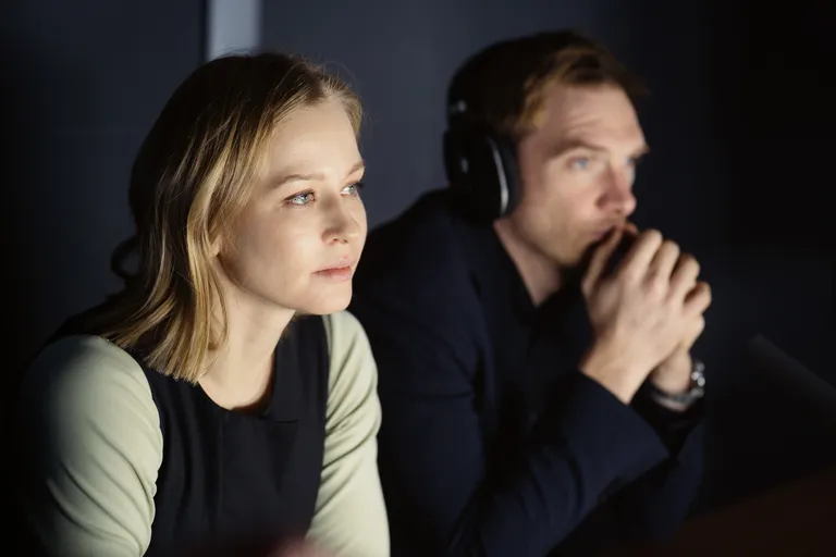 Юлия Пересильд и Андрей Бурковский в сериале «Медиатор»