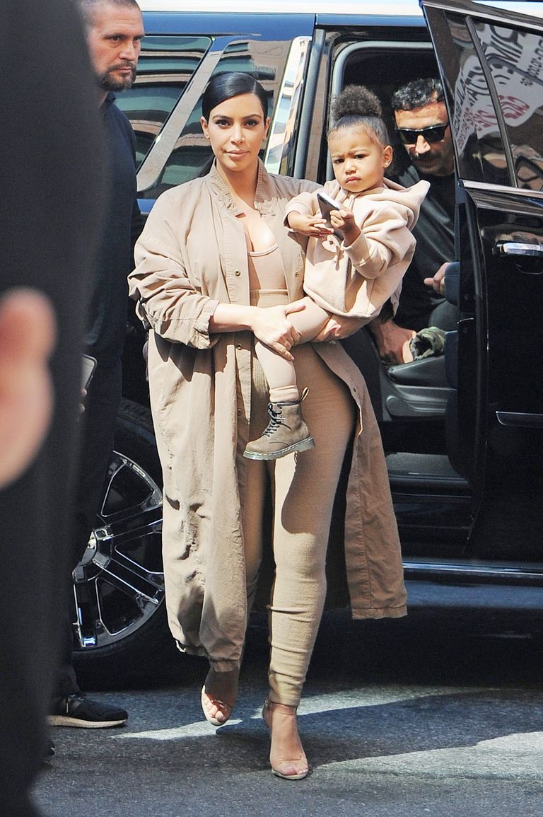 Kim Kardashian tütrega (BuzzFoto).