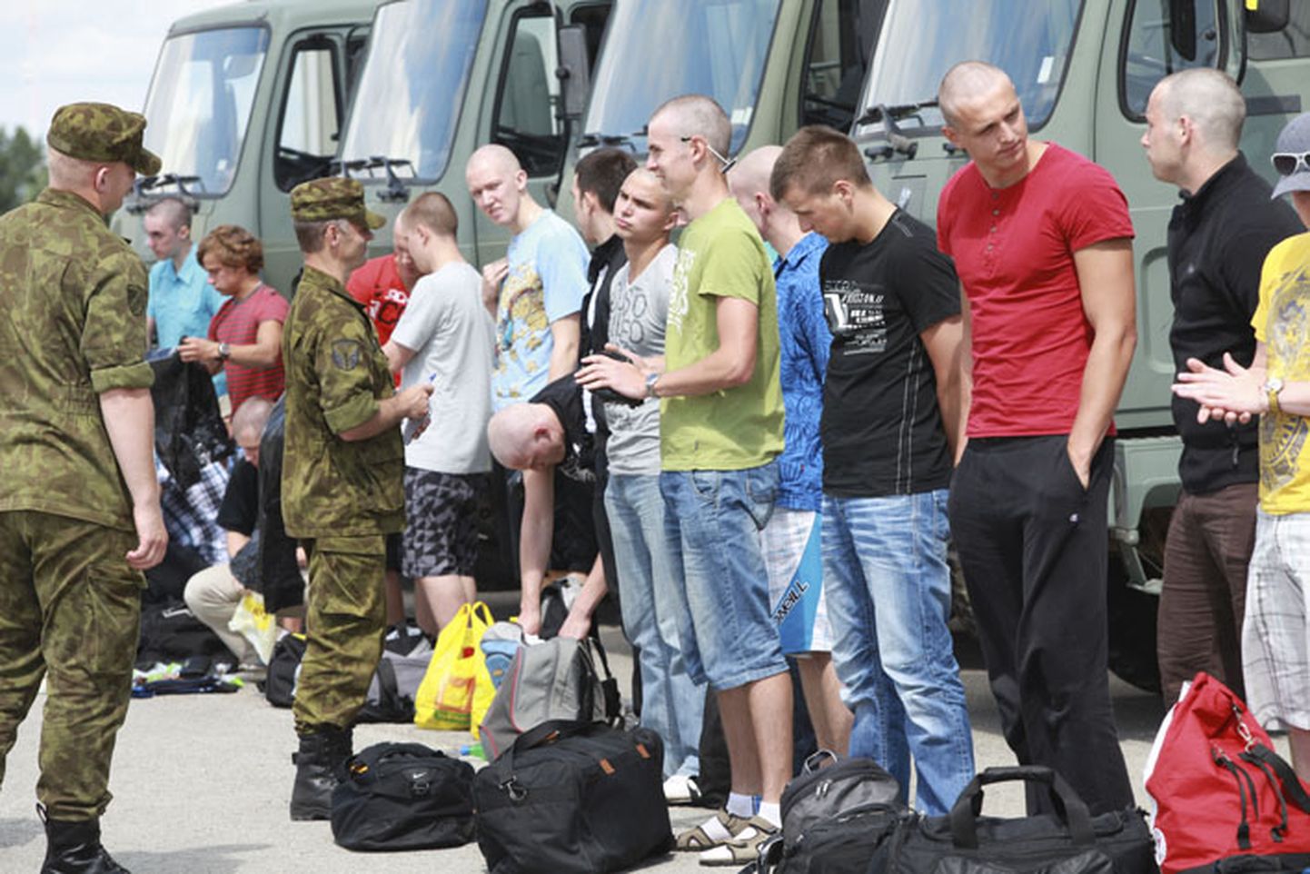 Tapa sõjaväelinnakusse saabus kutsealuseid bussidega üle Eesti.