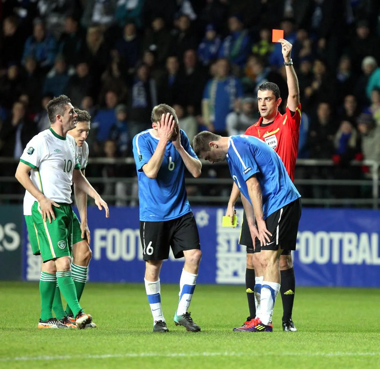 Aleksandr Dmitrijev (nr 6) on mõned hetked tagasi andnud hooletu tagasisöödu, mille tõttu pidi Andrei Stepanov (paremal) vea hinnaga takis­ta­­ma iirlaste ründetuusa Robbie Keane’i (nr 10). Mängu ühe võtmemomendi järel nägi Stepanov punast kaarti ja Eesti jäi           vähemusse.
