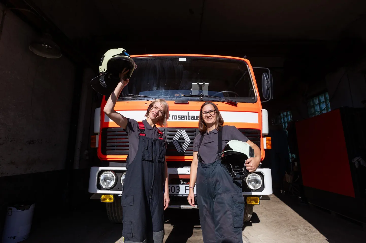 Maarika Karu (vasakul) ja Jane Laus tahavad abistada ennast ja kogukonda, seetõttu liitusid nad Lõõla vabatahtliku päästekomandoga.
