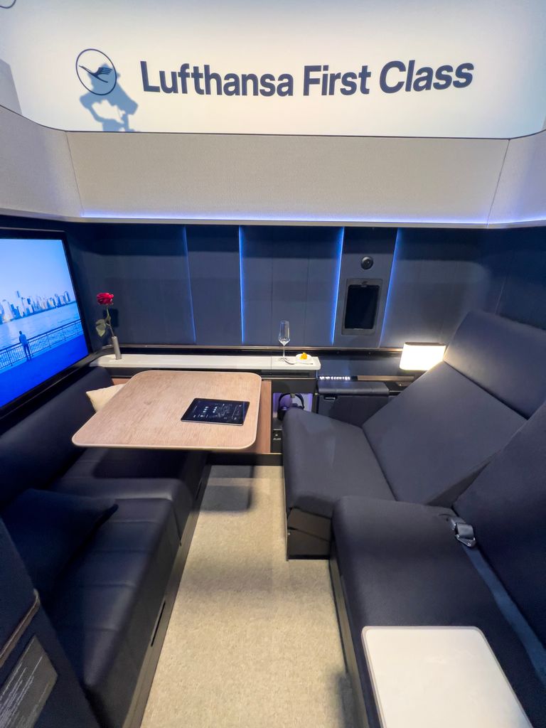 Lufthansa uus esimese klassi ehk Firsti sviit sisaldab võimalusi nii istumiseks kui ka magamiseks.