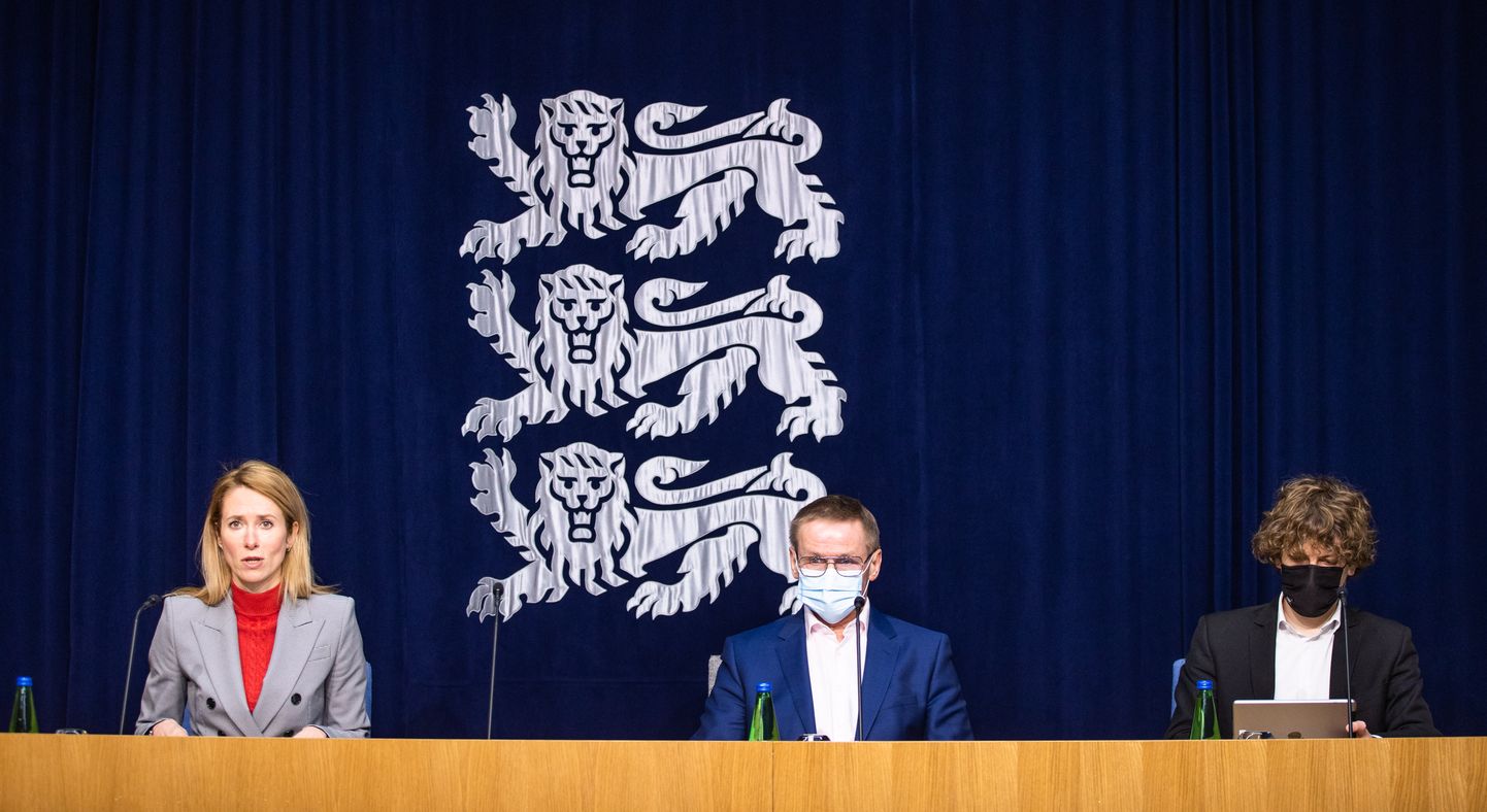Peaminister Kaja Kallas, riigihalduse minister Jaak Aab(keskel),  tervise- ja tööminister Tanel Kiik
Foto Tairo Lutter, Postimees