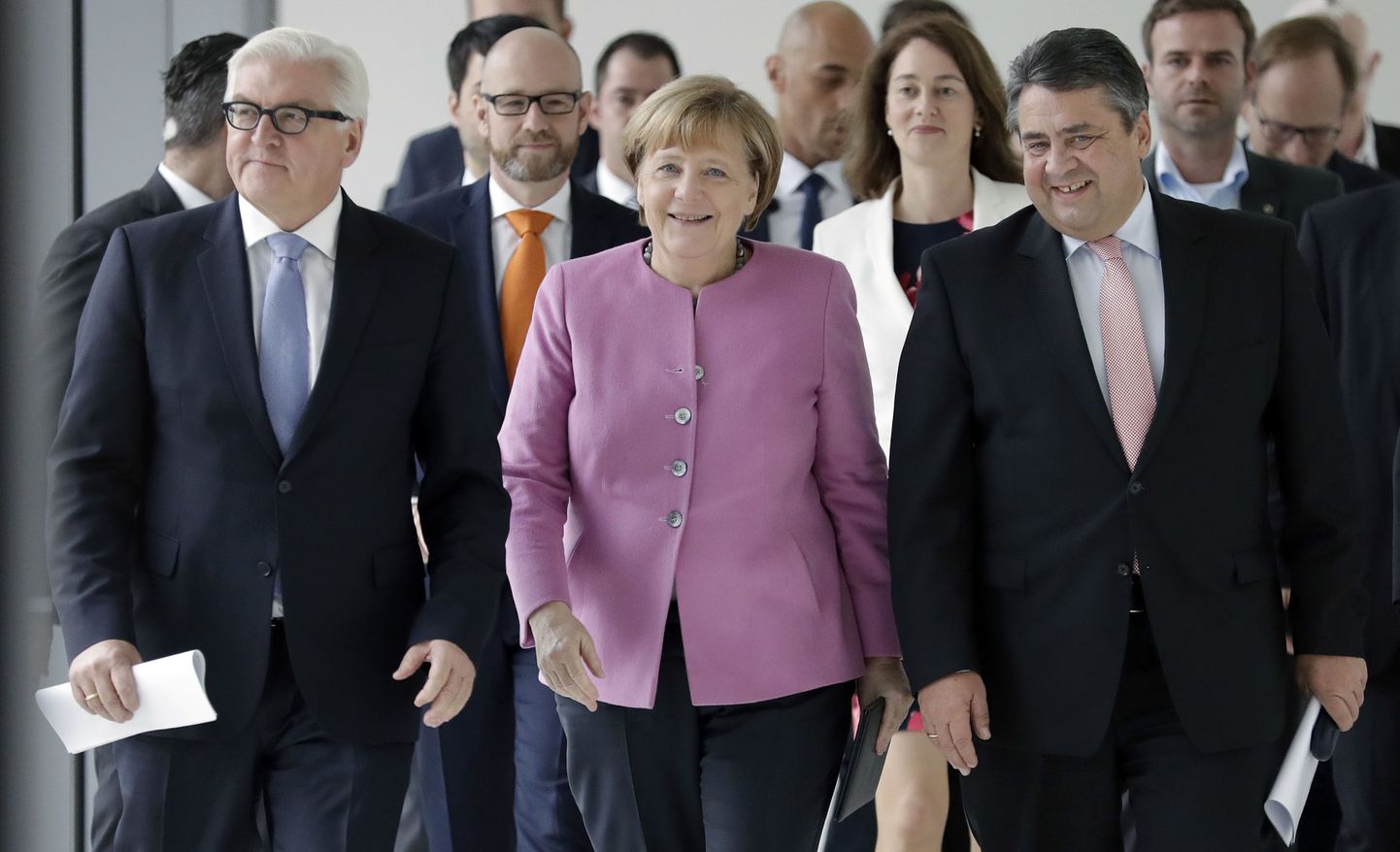 Saksamaa välisminister Frank-Walter Steinmeier, liidukantsler Angela Merkel ja asekantsler Sigmar Gabriel üleeile Berliinis ühisele pressikonverentsile tõttamas.