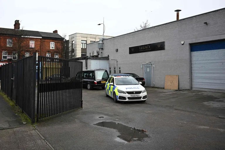 Briti politsei otsis 13. märtsil 2024 Hullis läbi matusebüroo Legacy Independent Funeral Directors, mida kahtlustatakse surnukehade hoidmise reeglite eiramises ja lahkunute peredele mitte nende lähedase, vaid kellegi teise tuha andmises