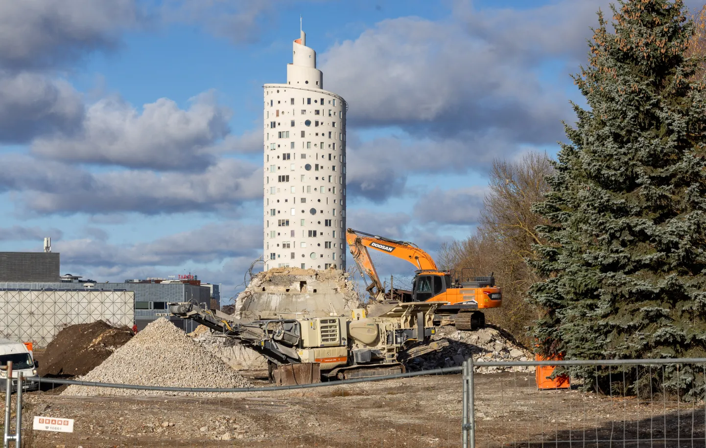 Endise Tartu keskkatlamaja suur korsten lõhati küll juba 19. oktoobril, kuid selle jalam on tulnud lammutada nii-öelda käsitsi. Peagi saab seegi töö tehtud.