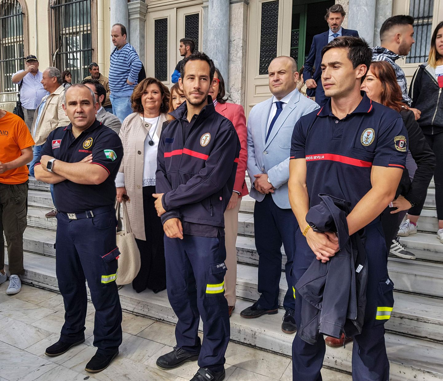 Sevillast pärit tuletõrjujad  Manuel Blanco (vasakult), Enrique Rodríguez ja Julio Latorre esmaspäeval Lesbose kohtumaja ees. Kohus jõudis lõpuks seisukohale, et merepäästeoperatsioonil osalenud mehed siiski põgenikke aidates seadust ei rikkunud.