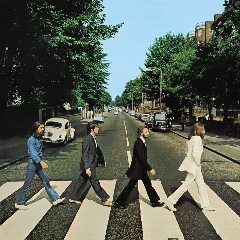 Iain Macmillani fotole tehtud plaadikaas, kus George Harrison, Paul McCartney, Ringo Starr, ja John Lennon 1969. aasta 8. augustil tänavat ületavad.