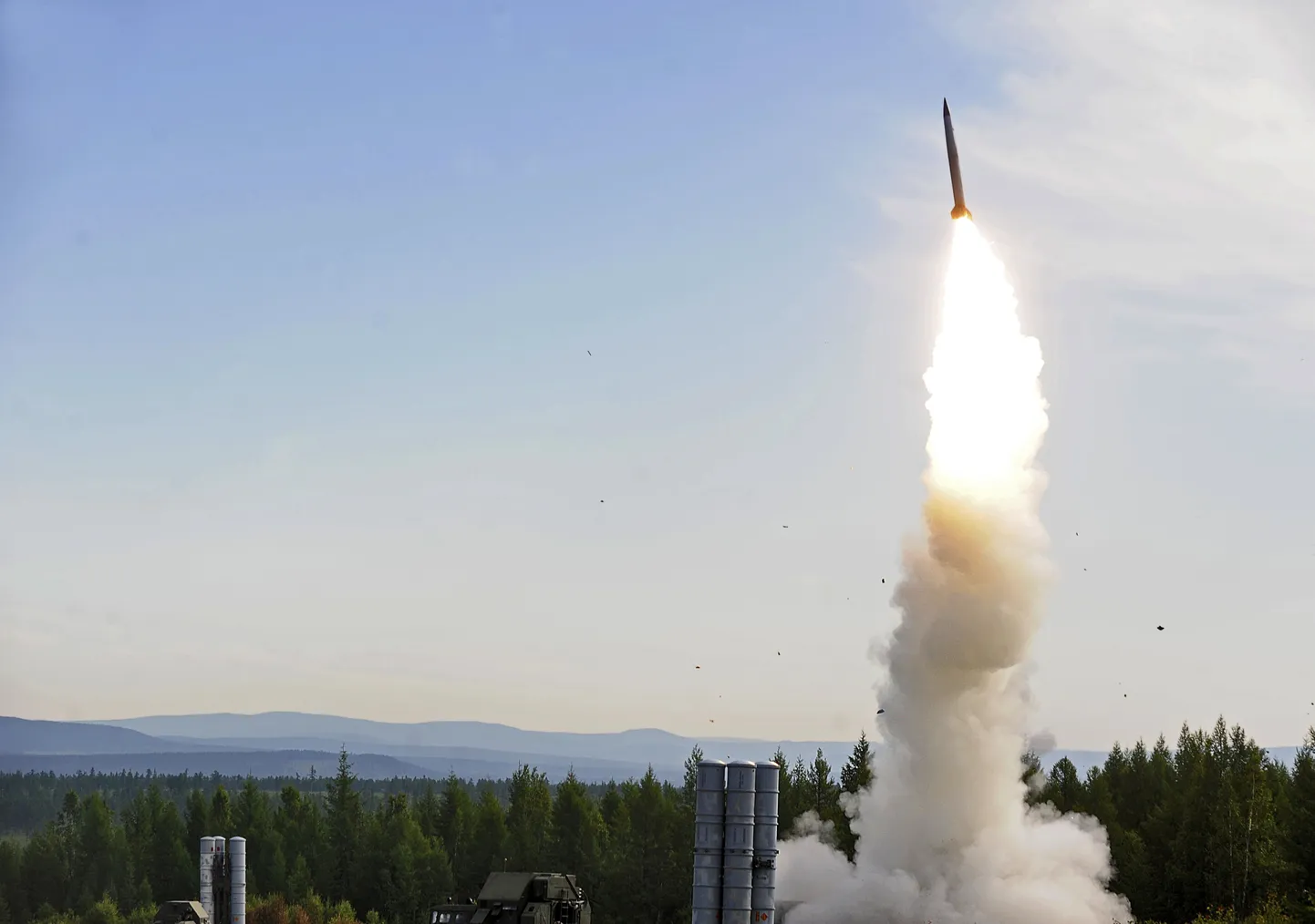 Старт российской ракеты S-300.
