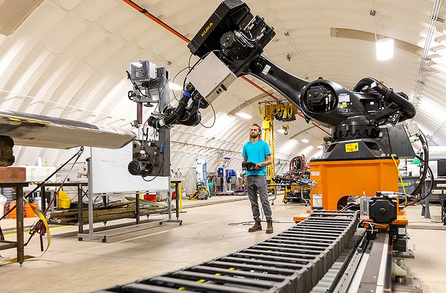 Robotitel pole midagi tolmus ja müras töötamise vastu, inimesed saab seega tuulikulabade töötlemiselt puhtamate ja vaiksemate tööde peale üle viia. Pildil on katsetatav robot vii meetri pikkuste sektsioonide töötlemiseks valmistumas.