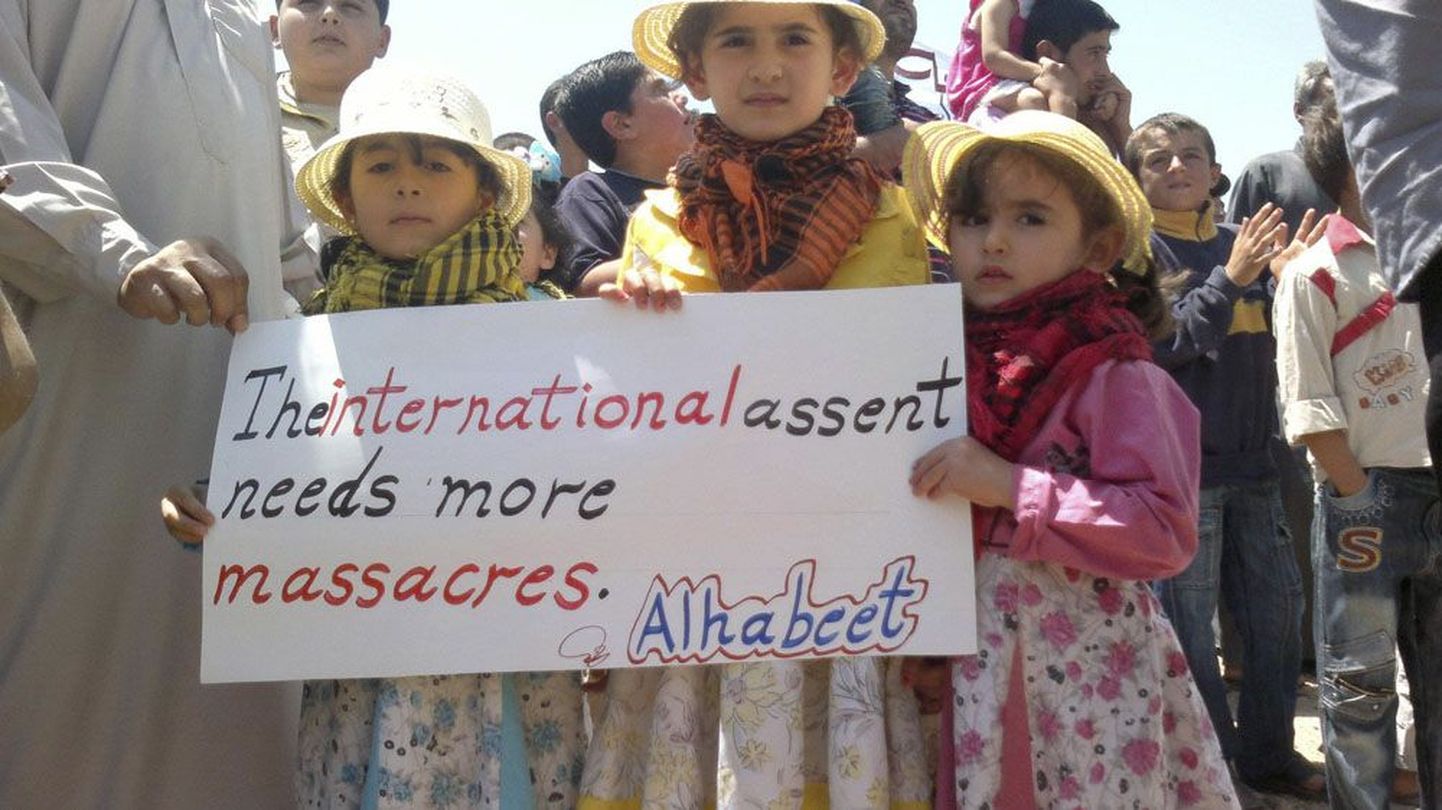 Meelt avaldavad Süüria lapsed eelmisel nädalal Habeetis riigi põhjaosas. Loosungil on kirjas: «Rahvusvaheliseks nõusolekuks on vaja rohkem massimõrvu».