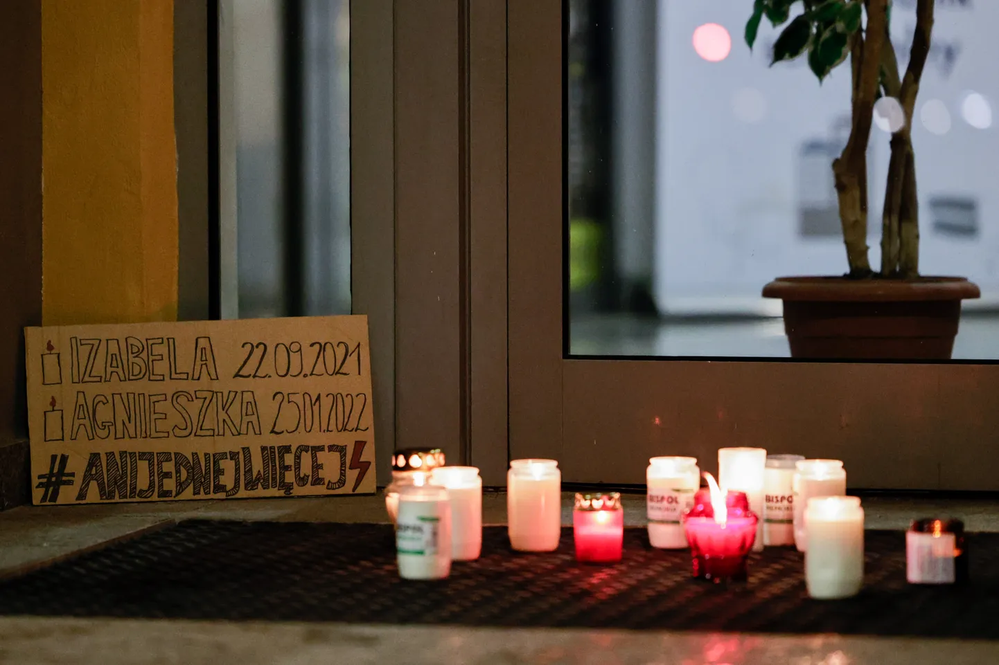 Lääne-Poolas Wrocławis viisid kahe õigeaegse abordita jäänud naise mälestuseks inimesed eile küünlaid seadust karmistanud Õiguse ja Õigluse (PiS) partei kontori juurde.