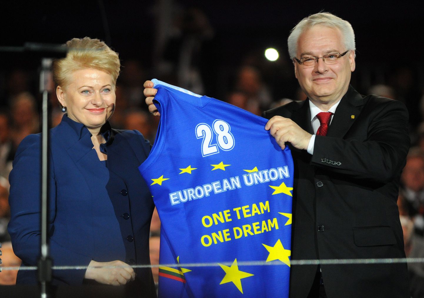 Horvaatia president Ivo Josipovic näitamas särki, mille ta sai Leedu presidendilt Dalia Grybauskaitelt Horvaatia liitumisel ELiga