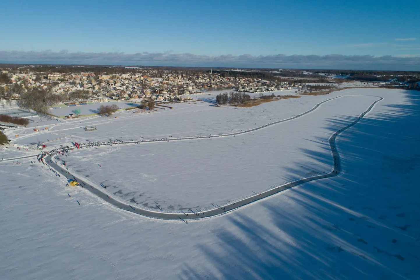Kui praegu on Viljandi järv kaaneta, siis mullusel uisumaratonil kattis seda tugev jää ja valitses suurepärane talveilm.