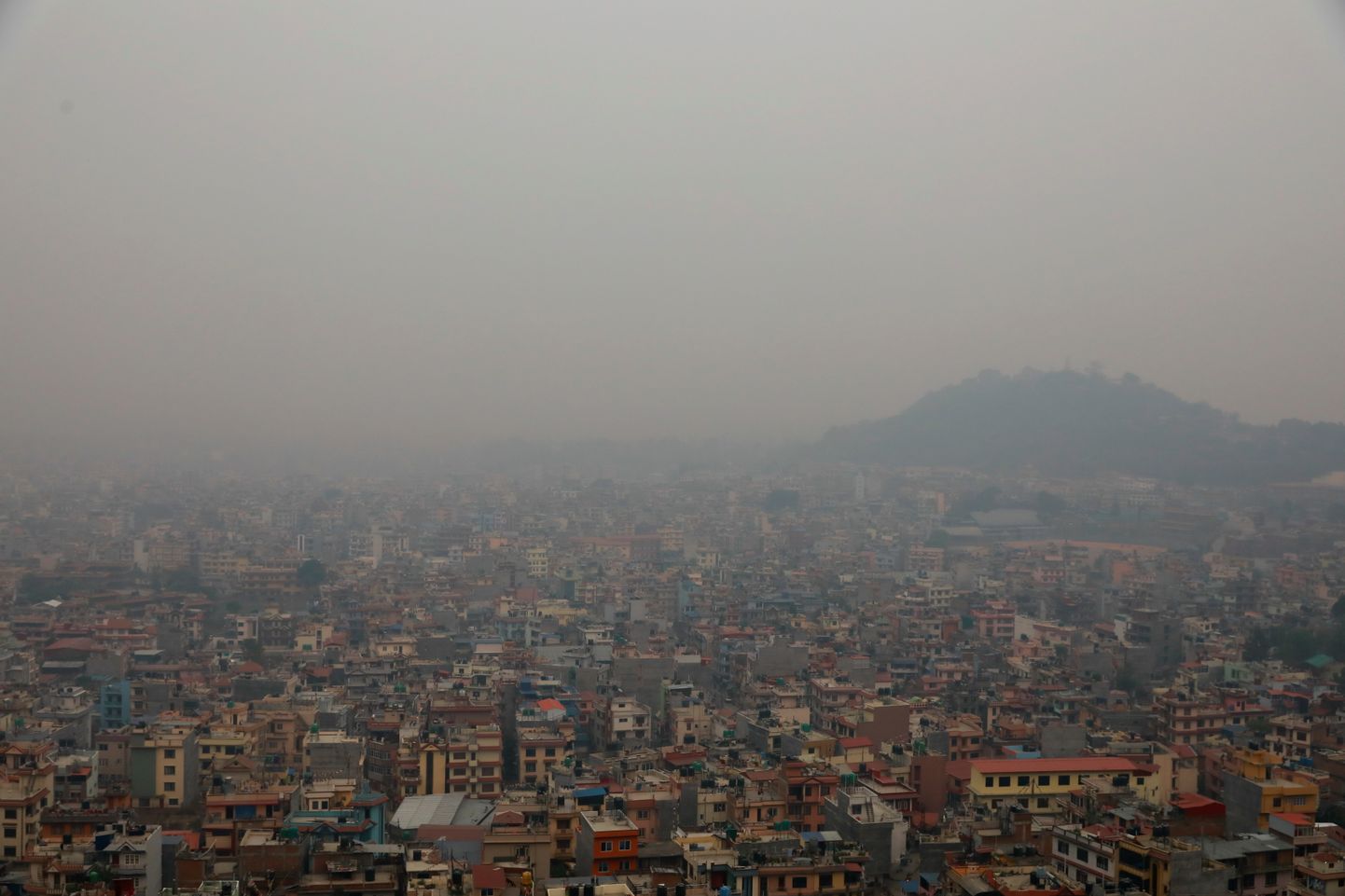 Nepali pealinn Katmandu on mattunud maastikupõlengute tõttu sudusse.