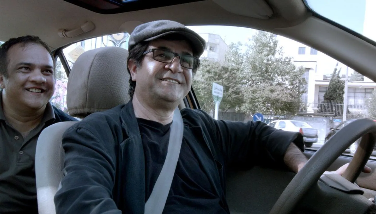 Jafar Panahi sõidab taksot.