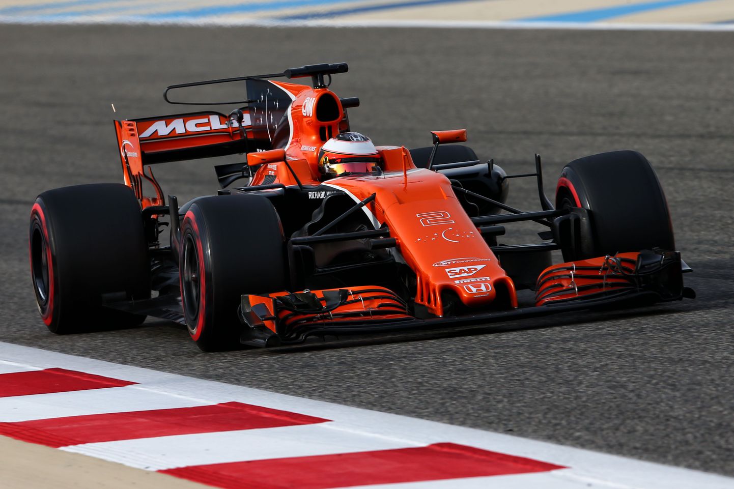 Sel hooajal haruldane vaatepilt Bahreini testidelt: McLaren MCL32 muudkui sõitis ja sõitis.