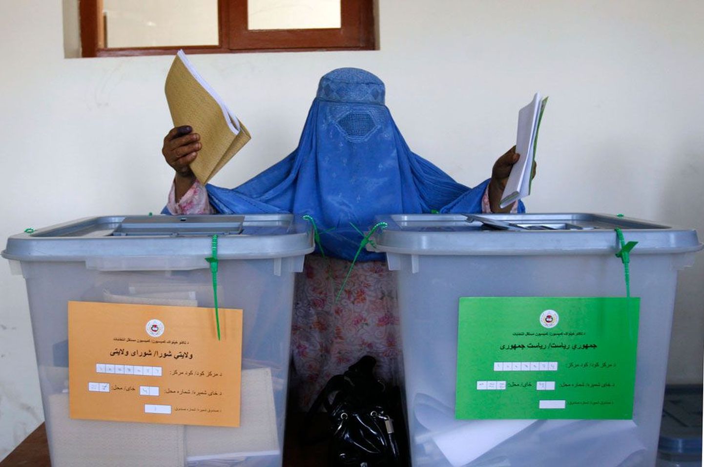 Afgaani naine Jalalabadi valimisjaoskonnas.