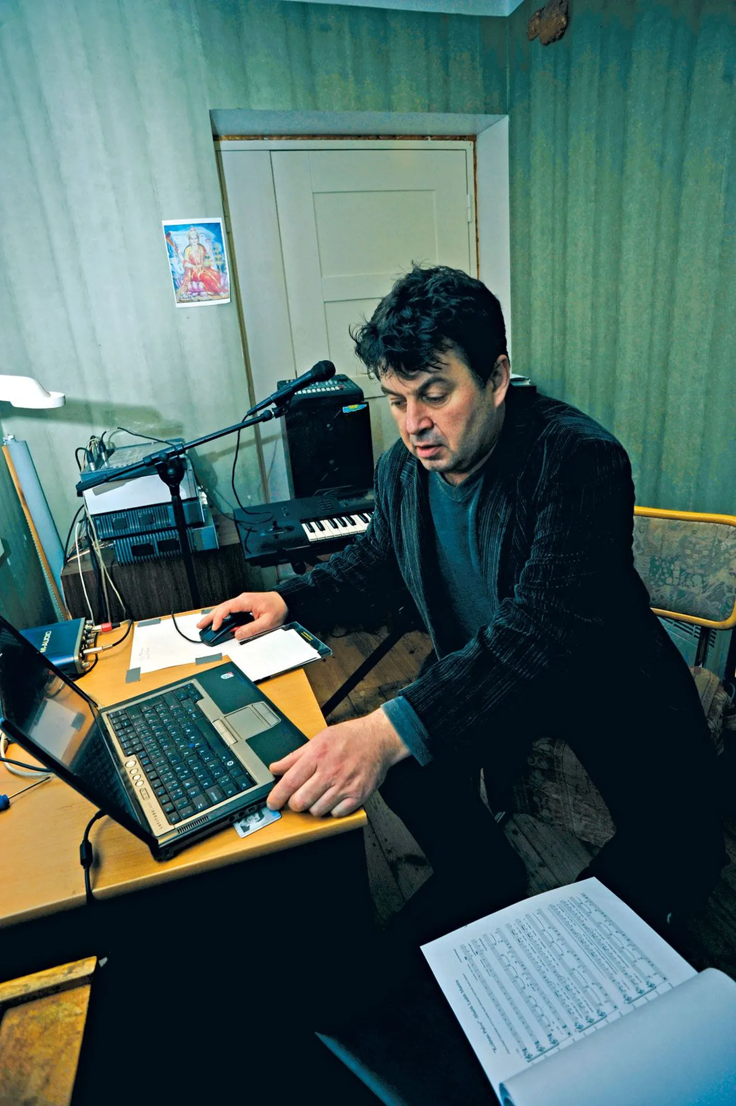 Kõrgema haridusega pianist Sven Kullerkupp (49) käivitab kodustuudios Tartus Orava tänavas salvestusseadmed.