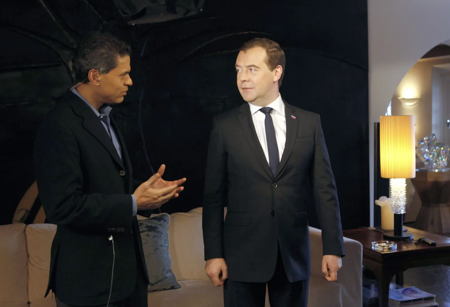 CNNi ajakirjanik Fareed Zakaria koos Vene peaministri Dmitri Medvedeviga (paremal).