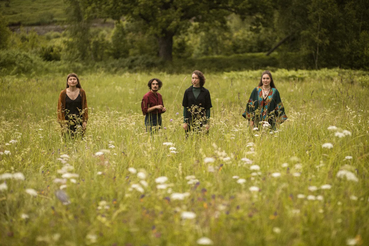 Laikmetīgās folkmūzikas grupa “Tell Your Birds”.