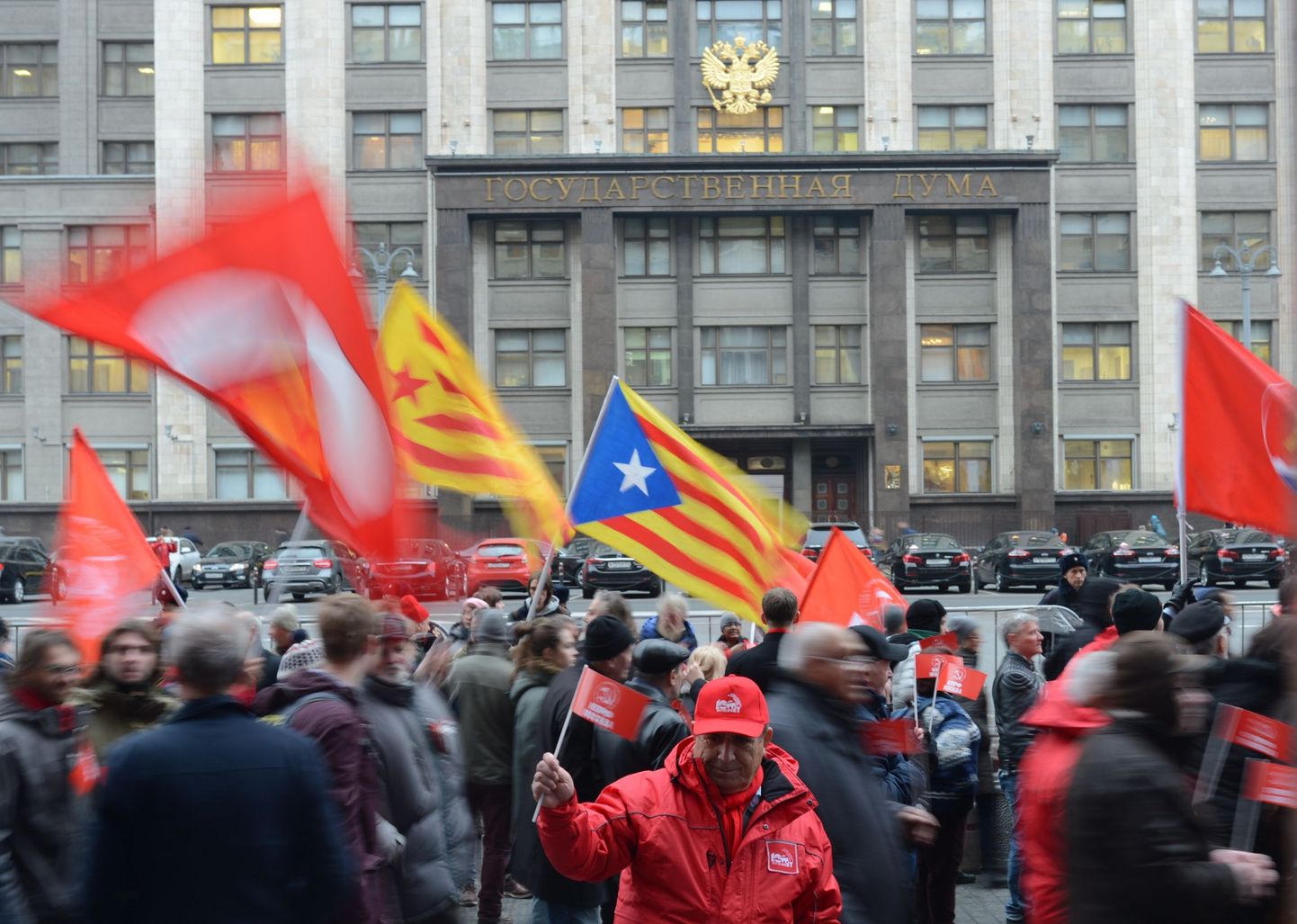 Oktoobripöörde aastapäeval Moskvas toimunud Kommunistliku Partei korraldatud rongkäigus lehvitati ka Kataloonia iseseisvuslaste lippe.