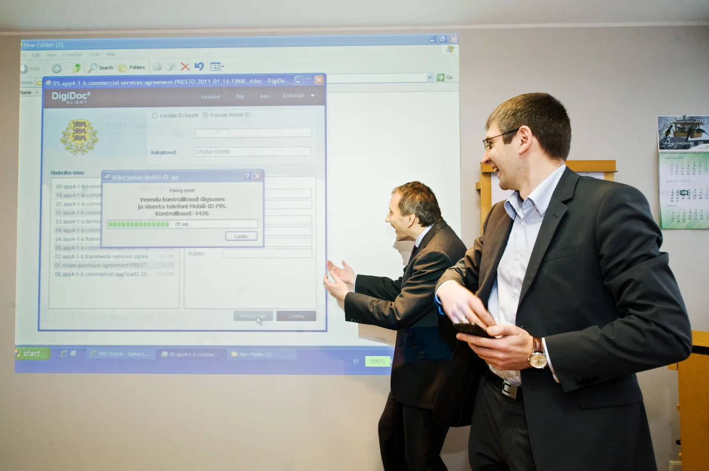 TLNPM11:TELEVÕRK :TALLINN, EESTI,16JAN12.
Eesti Energia müüb 25 miljoni euroga Tele2 Eestile maha oma Kõu internetiteenust pakkuvad Televõrgu ASi. Müügilepingule on digialkirjad seadnud Eesti Energia juht Sandor Liive ja Tele2 juhatuse esimees Mindaugas Ubartas (paremal).
ah/Foto ANDRES HAABU/POSTIMEES
