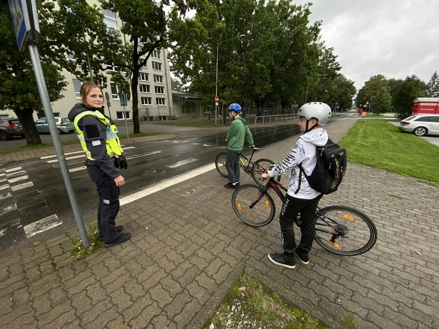 Paide poisid Kent Helmes (valges) ja Andre Liidaru kannavad kiivrit ja ületavad ratturina teed õigesti. Selle eest saavad nad piirkonnapolitseinik Eeva Õunalt kiita.