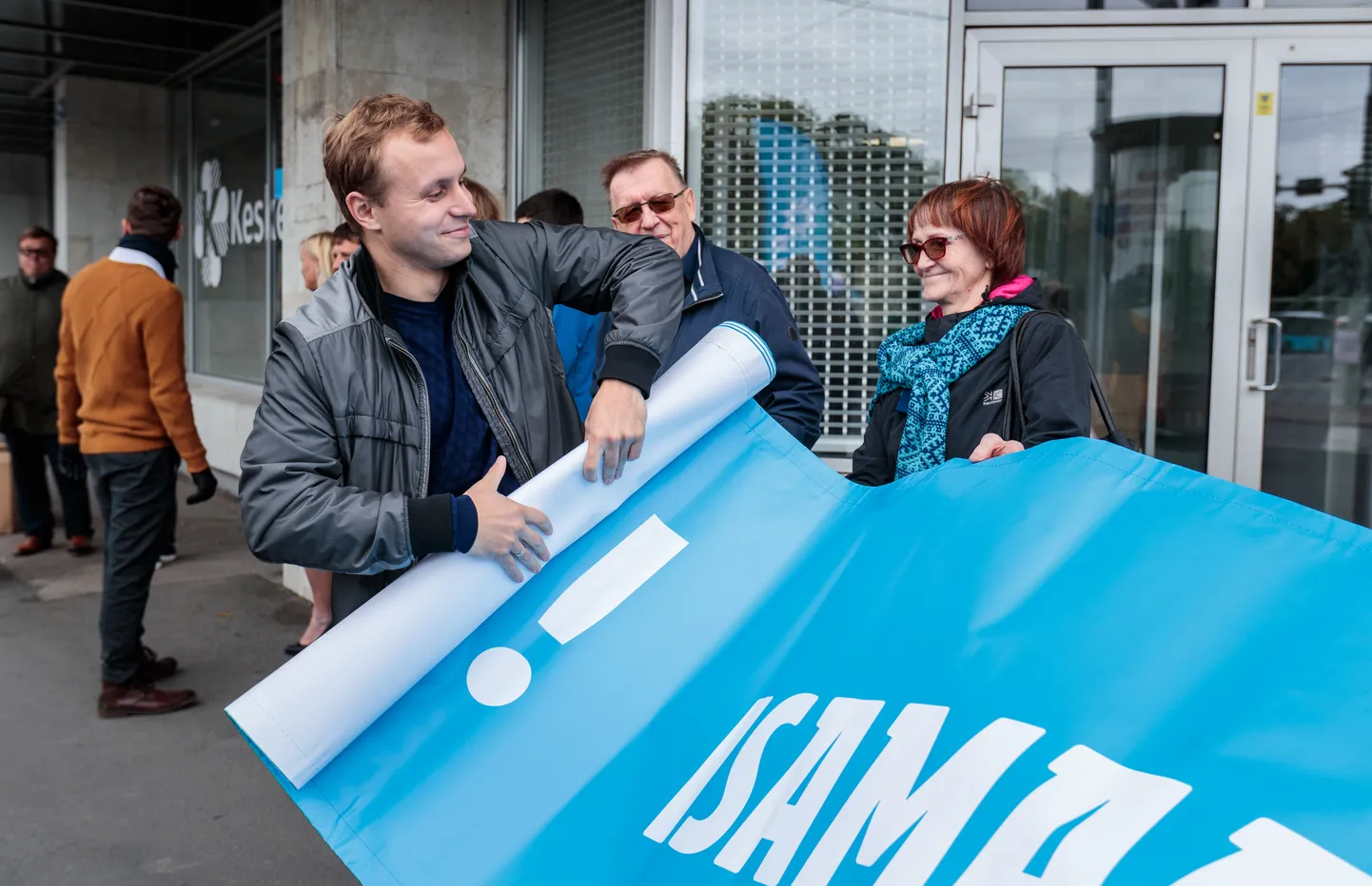 Isamaa kohalike omavalitsuse volikogude valimiste kampaania. Plakatit hoiab Karl Sander Kase.