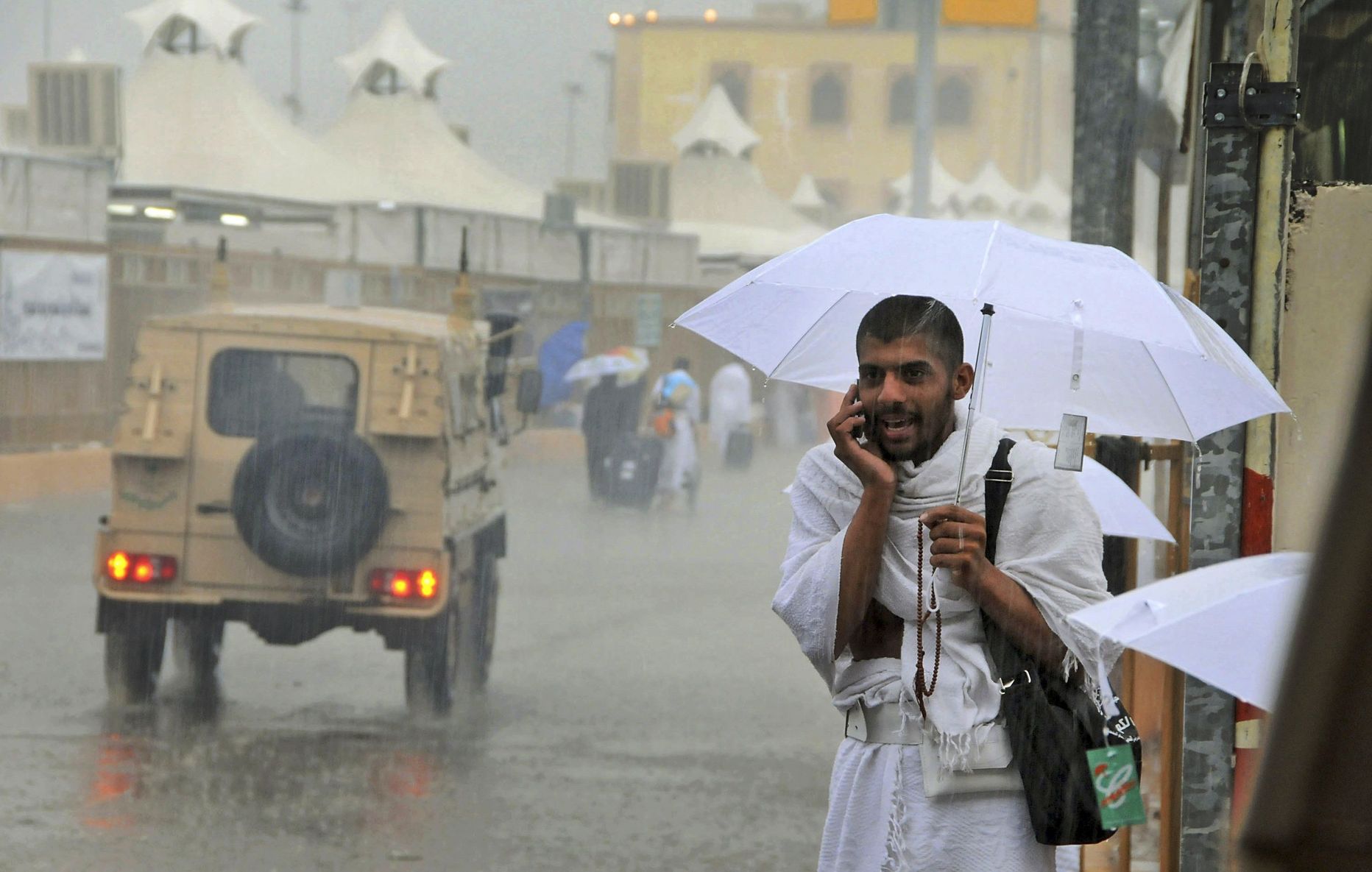 Mees Saudi Araabias Mekas mobiiliga rääkimas.