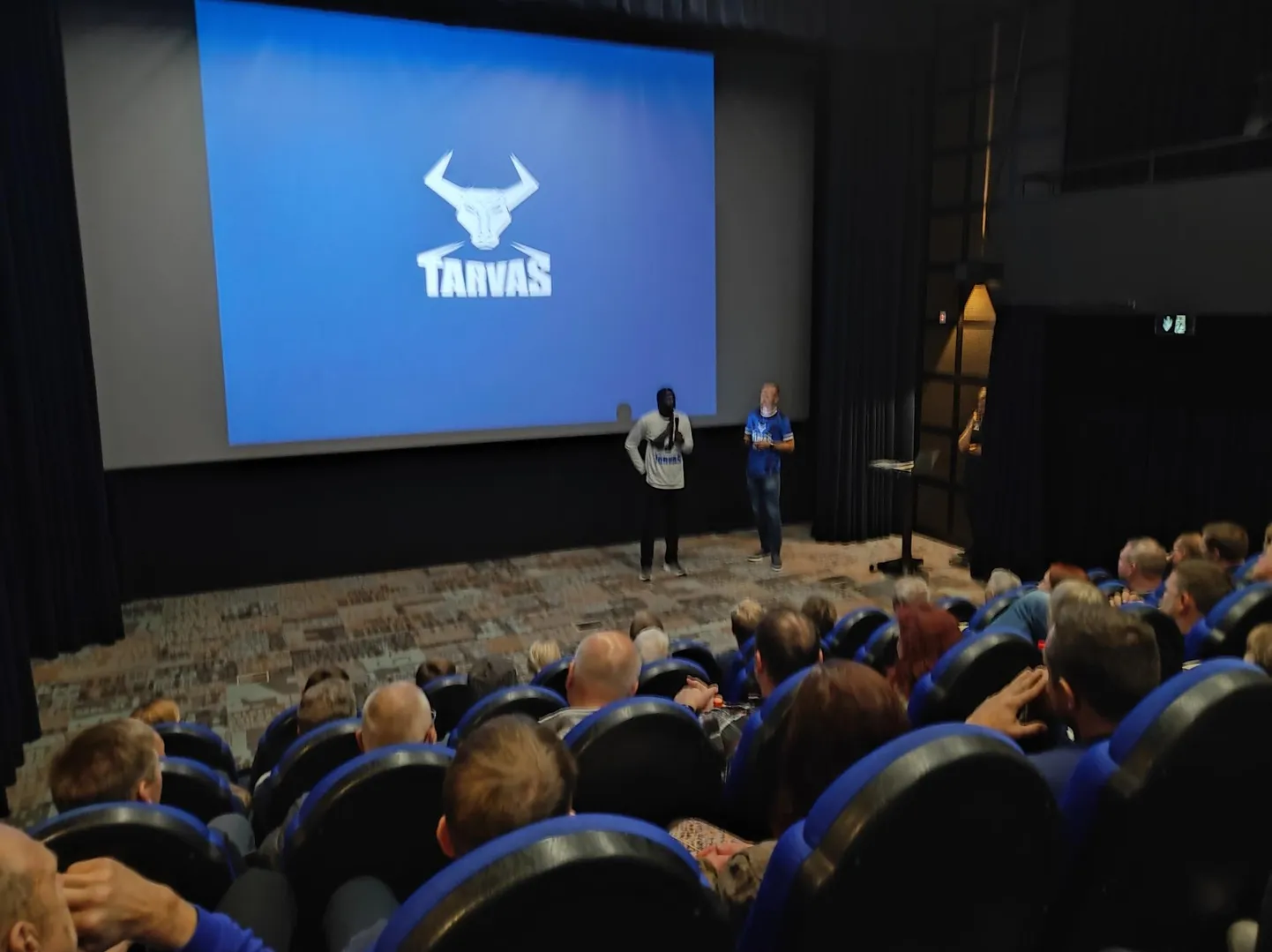 BC Tarvas korvpallimeeskond tutvustas end fännidele Rakvere Teatrikinos. Pärast vaadati ühiselt mängufilmi "Kalev".