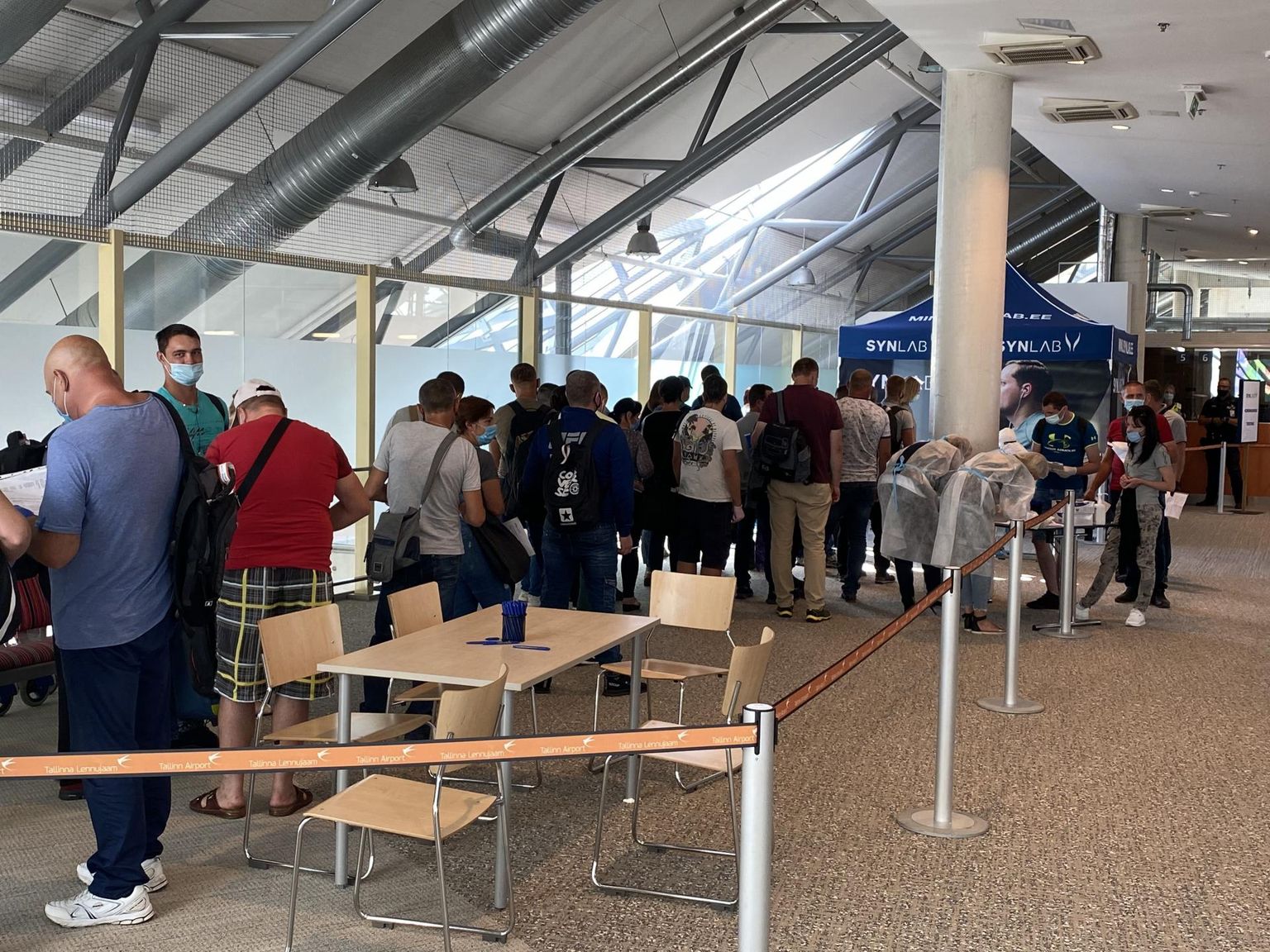 Kohustuslikud testid või kümme päeva eneseisolatsiooni on tagasi ka teatud riikides käinud täisvaktsineeritud reisijaile. Samas teostatakse täismõõdus kontrolli vaid väljastpoolt Schengeni saabujaile.
