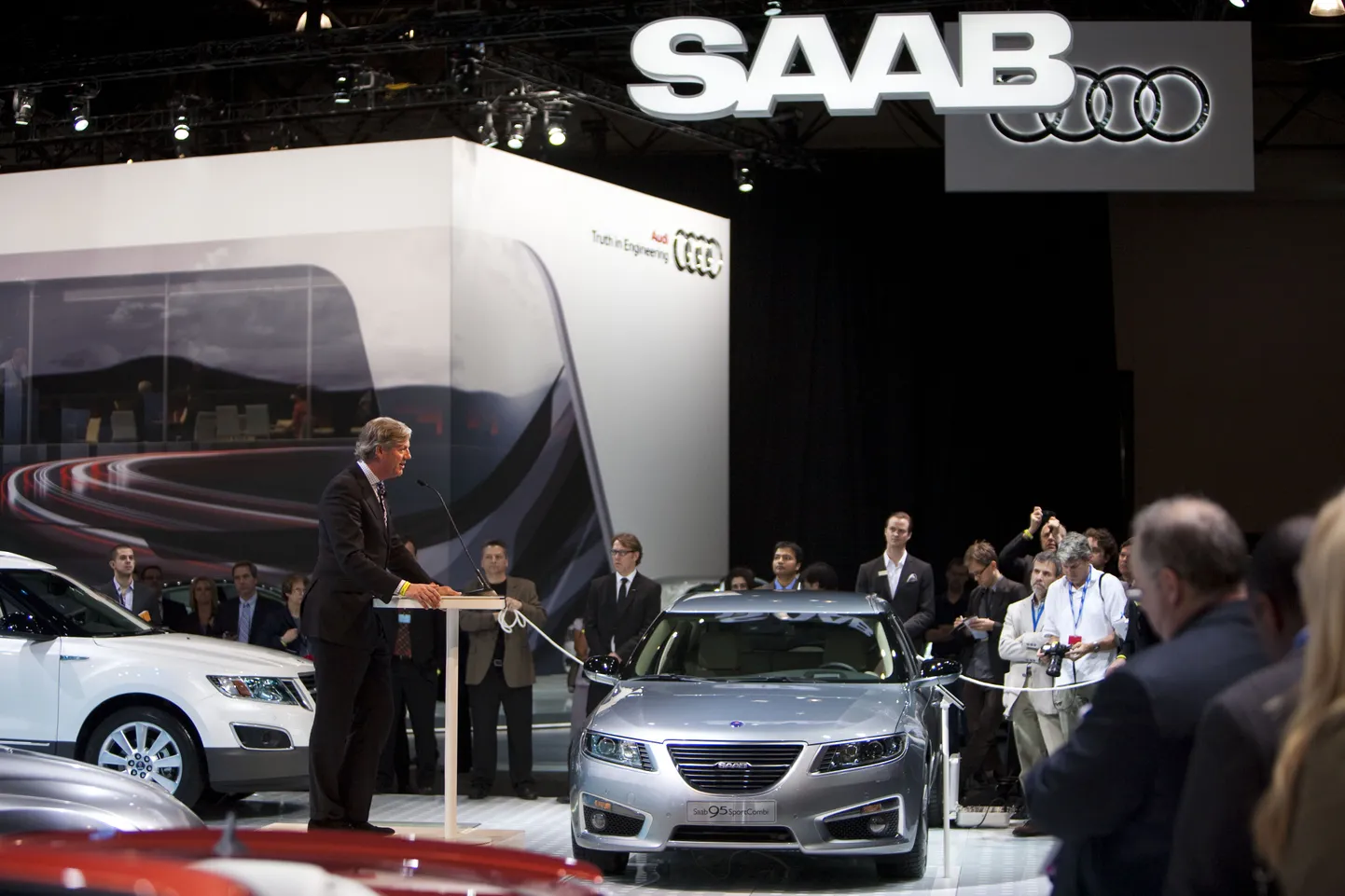 Saab Automobile AB juht Victor Muller New Yorgi autonäitusel  esinemaas.