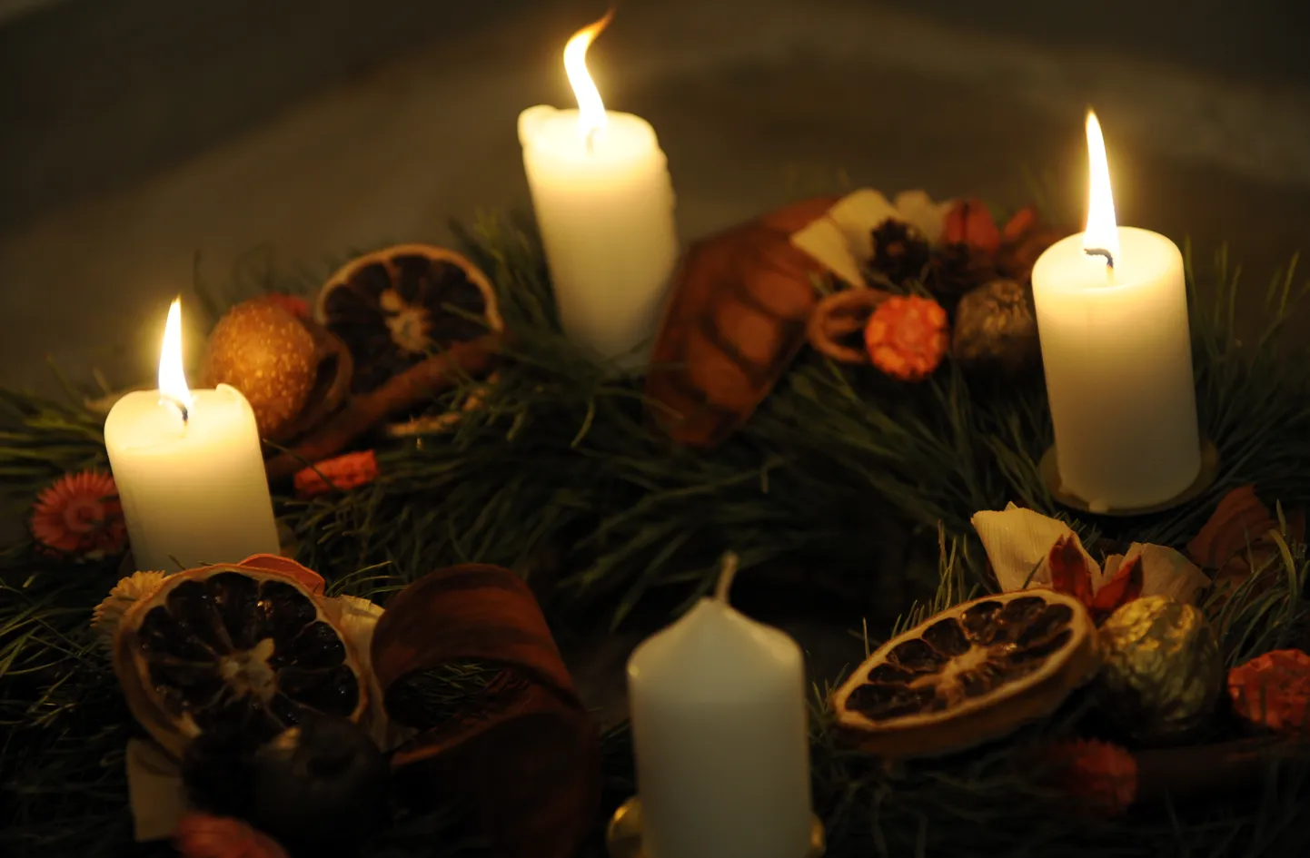 Adventes vainags Ziemassvētku dāvanu darbnīcā galerijā "Mākslas Banka".