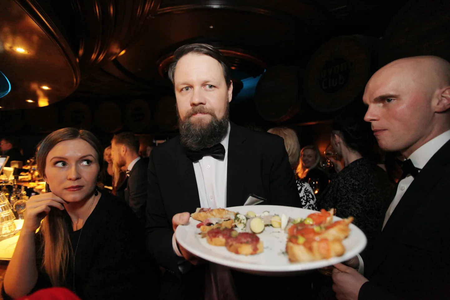 EMA 2015 afterparty Chicagos.
Genka sõi peol kõhu täis