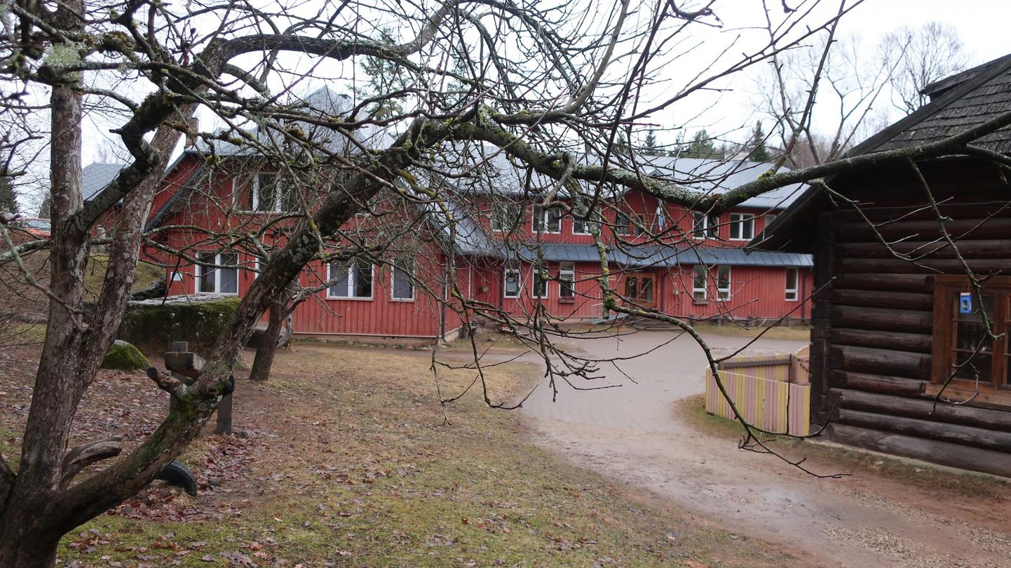 Jõulude ajal saab 135 aastat sellest, kui selles majas Rosmal sündis kooliuuendaja Johannes Käis. Praegu asub selles Johannese kool.