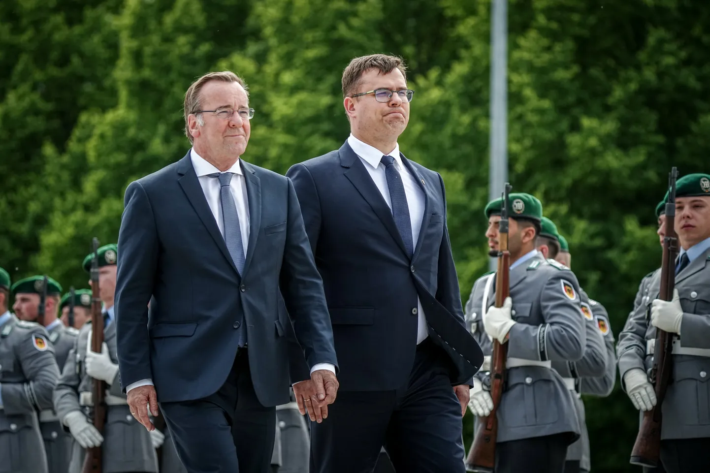 Saksa kaitseminister Boris Pistorius (vasakul) ja tema Leedu kolleeg Laurynas Kasčiūnas (paremal) 16. mail Berliinis.