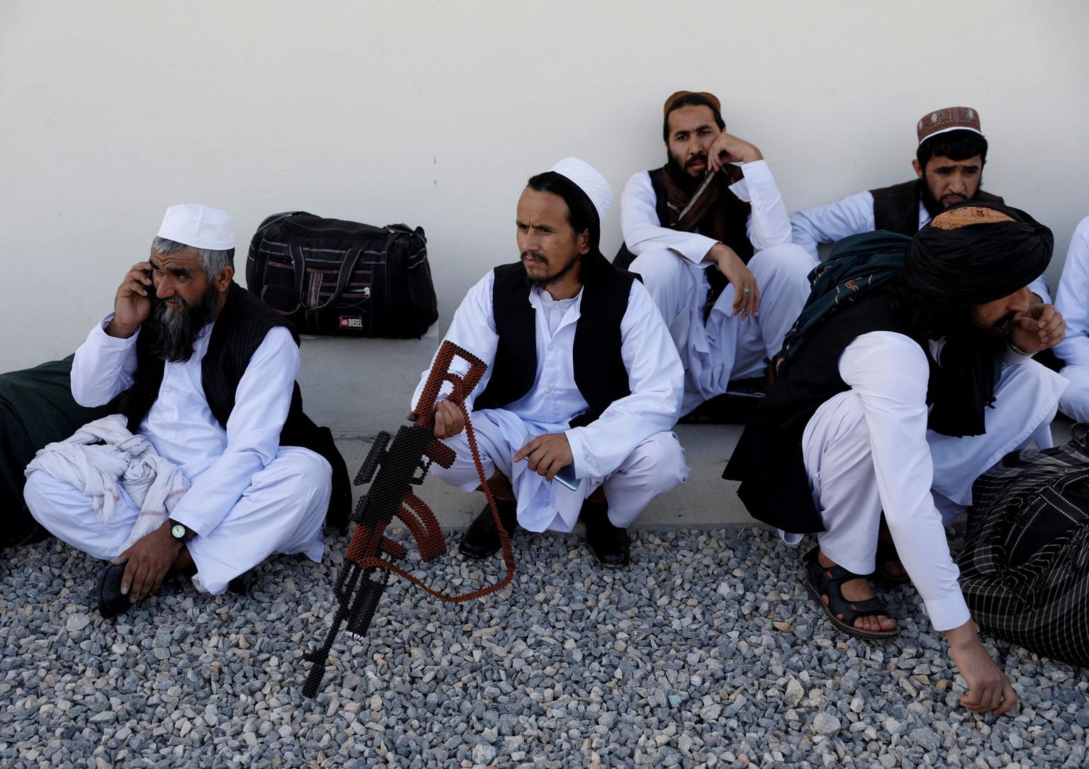 Mai lõpus Kabulis asuvast Pul-i-Charkhi vanglast vabastatud endised Talibani võitlejad isemeisterdatud mängurelvaga. Hoolimata lubadusest vabastamise järel relvade haaramisest hoiduda, ihkavad paljud mässulised uuesti lahingutandrile minna.
