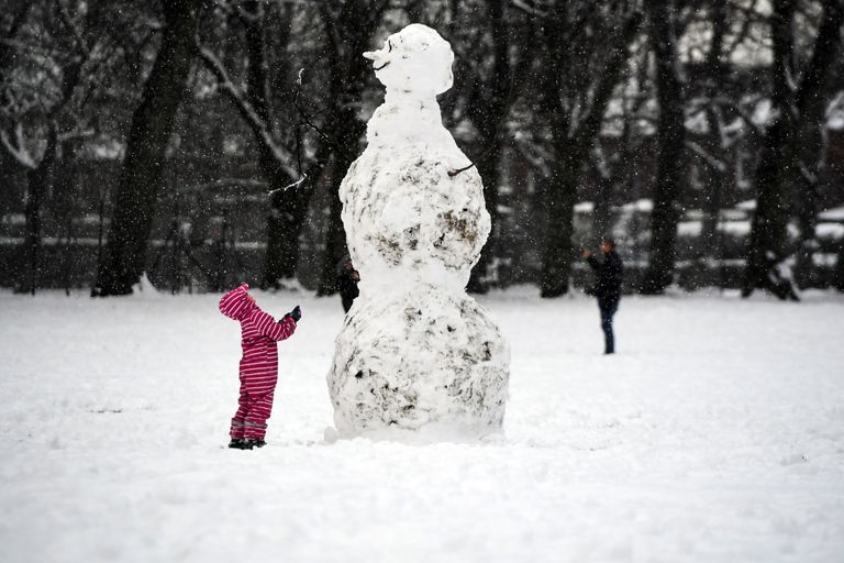 Kas sina suudaks nii kõrge lumememme ehitada?