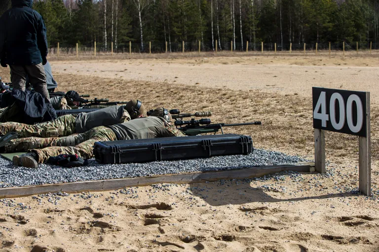 400 meetri pealt saab isegi lammas A4 paberile pihta. Eriüksus eelistab siiski täpsemat kätt, sest näiteks pantvangikriisi lahendades võib ründaja varjuda teise inimese taha.